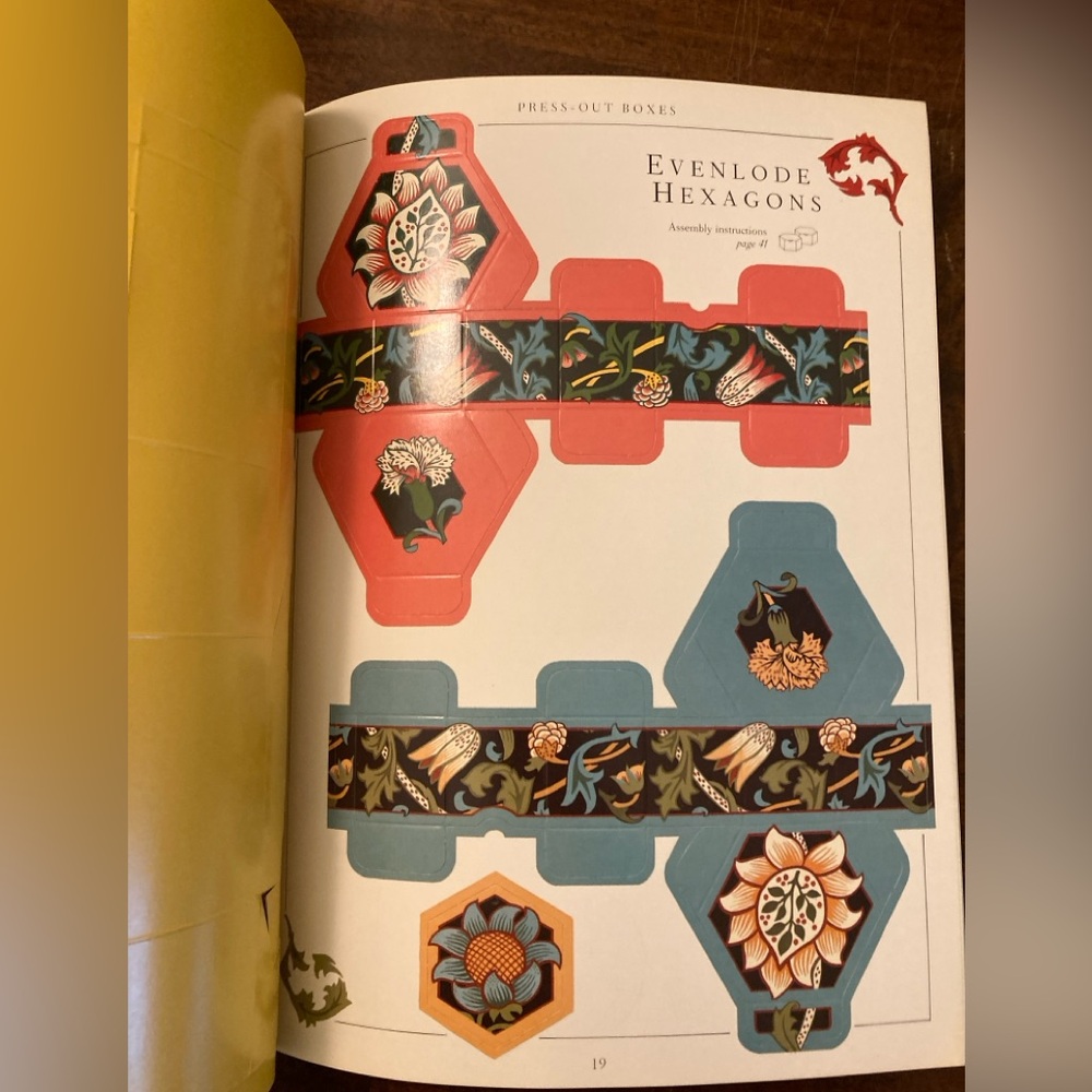 William Morris Gift Boxes Set Book - Picture 3 of 7